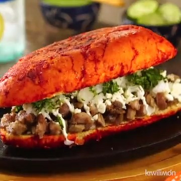 Pambazo de Papa con Longaniza y Suadero