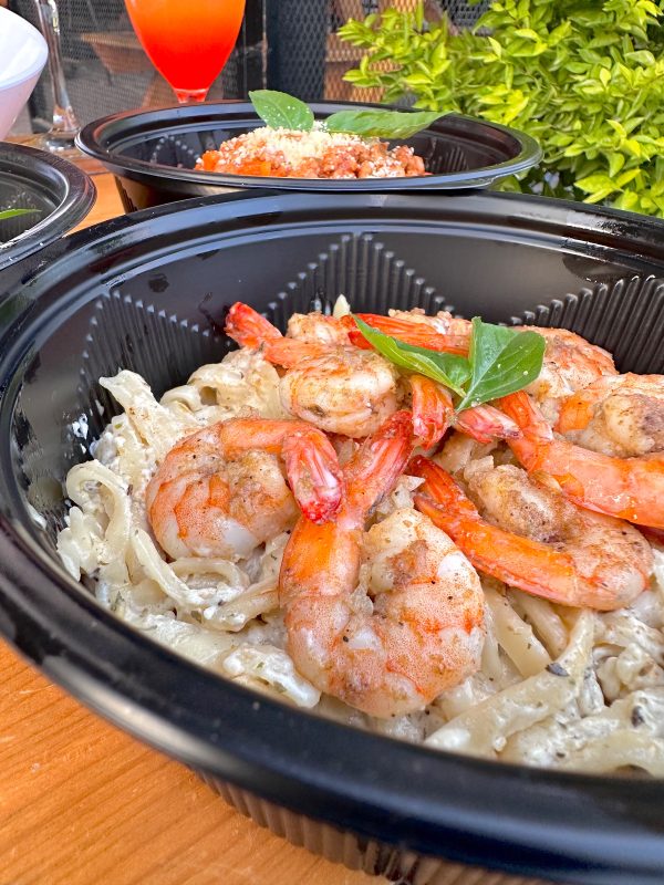 Fettuccini Alfredo con camarones salteados