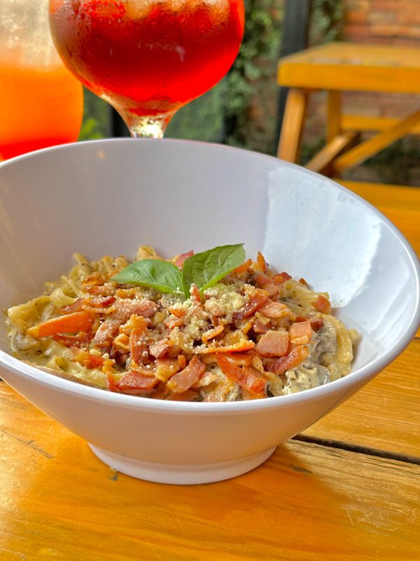Fettuccini Alfredo con champiñones y tocino