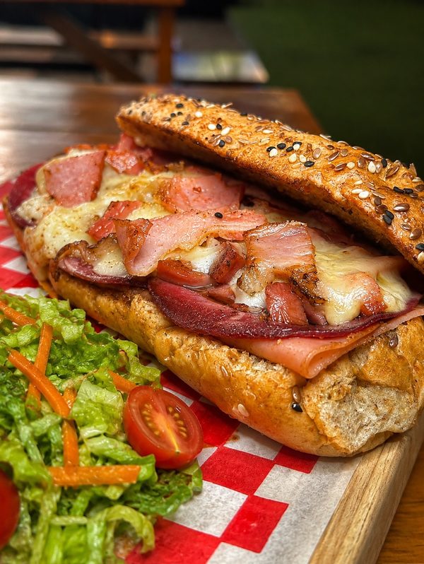 Panini de carnes frías